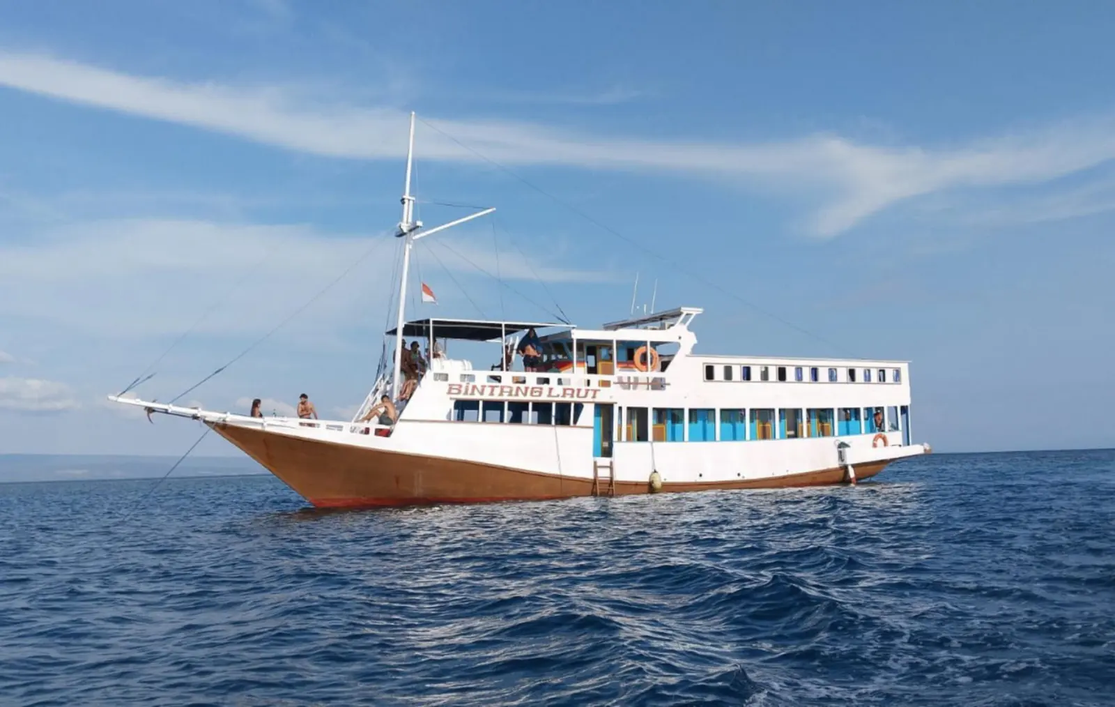 KLM Bintang Laut berlayar di laut lepas, lambung putih dan cokelat