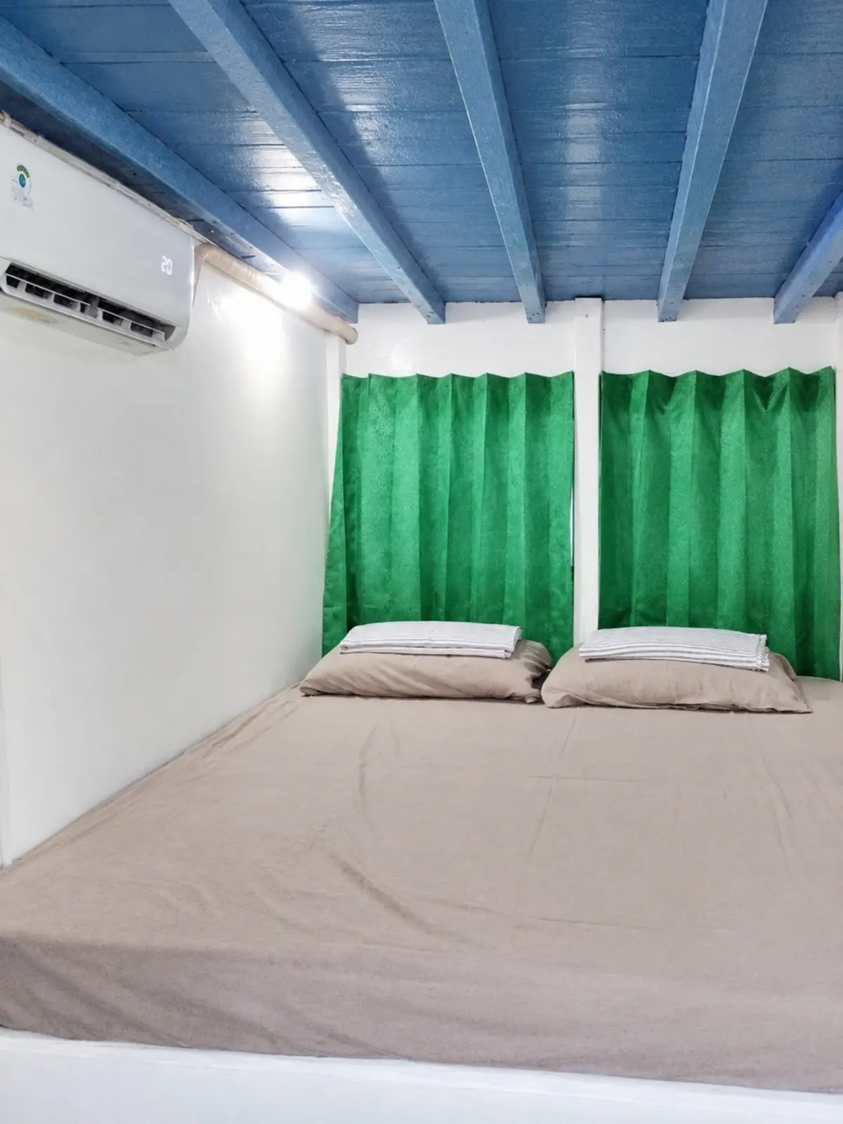 Private Cabin Bintang Laut, kasur double dengan AC dan tirai hijau