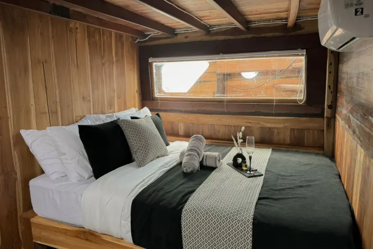 Deluxe Room Ocean, air-conditioned, private bathroom, 2 guests on Blackbeard