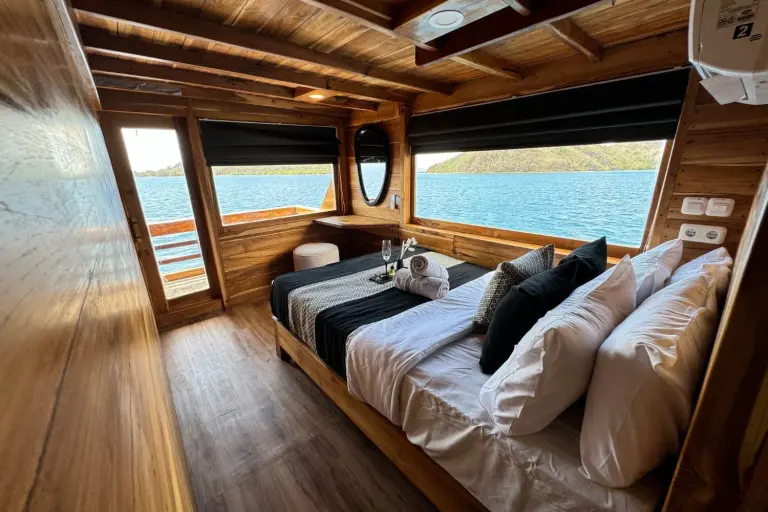 Panoramic Suite Balcony, air-conditioned, private bathroom, 2 guests on Blackbeard