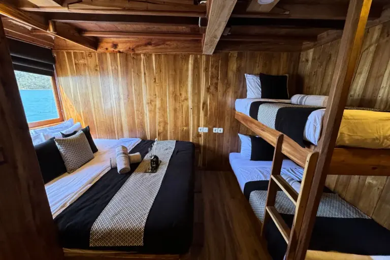 Kamar Sharing Room, ber-AC, kamar mandi dalam, 4 tamu di Kapal Blackbeard