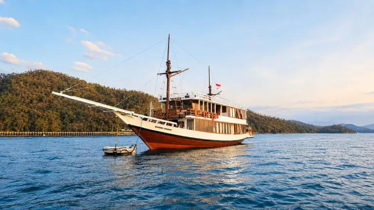 Phinisi Blessing berlambung merah-putih berlabuh di perairan Labuan Bajo