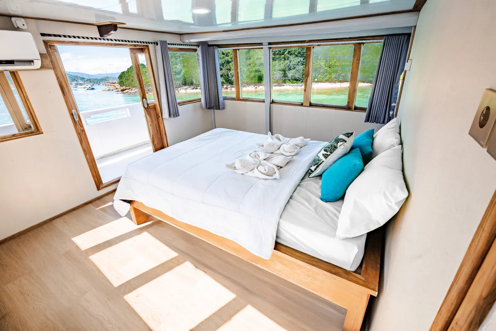 Master Cabin Bombana 01 di dek atas, ranjang double dengan jendela laut