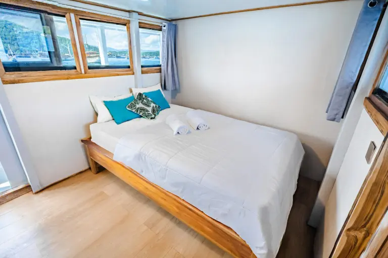 Kamar Private Cabin With Balcony, ber-AC, kamar mandi dalam, 2 tamu di Kapal Bombana 01