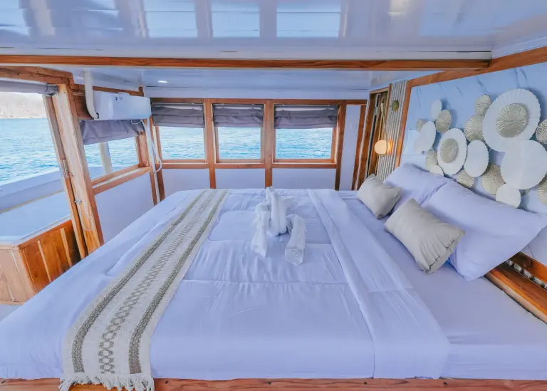Kamar Master Cabin with Bathtub, kamar mandi dalam, 2 tamu di Kapal Bombana 02