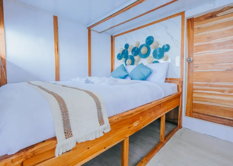 Kamar Private Cabin, kamar mandi dalam, 2 tamu di Kapal Bombana 02