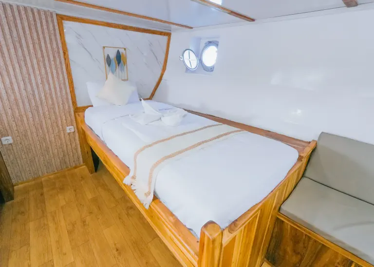 Kamar Sharing Cabin, kamar mandi dalam, 3 tamu di Kapal Bombana 02