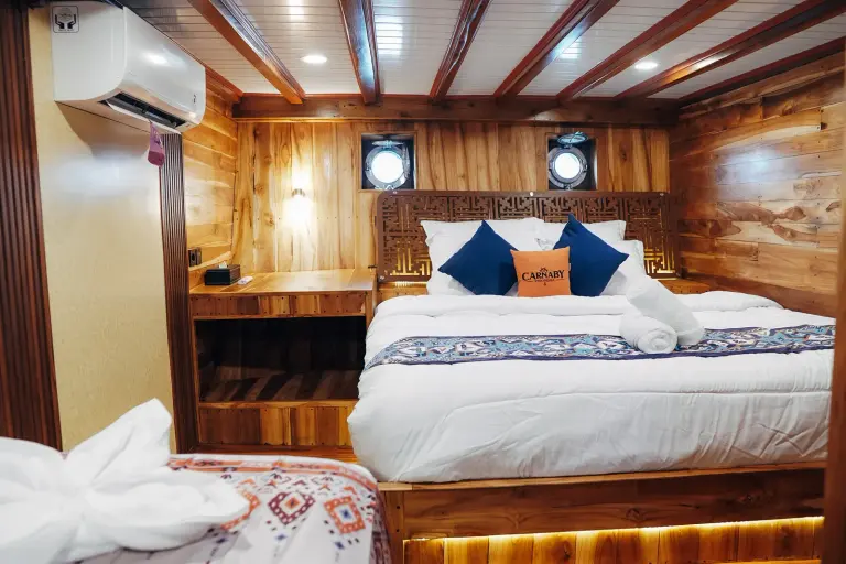 Family Cabin Wajo dek bawah Carnaby II, ranjang double dengan dua jendela bulat