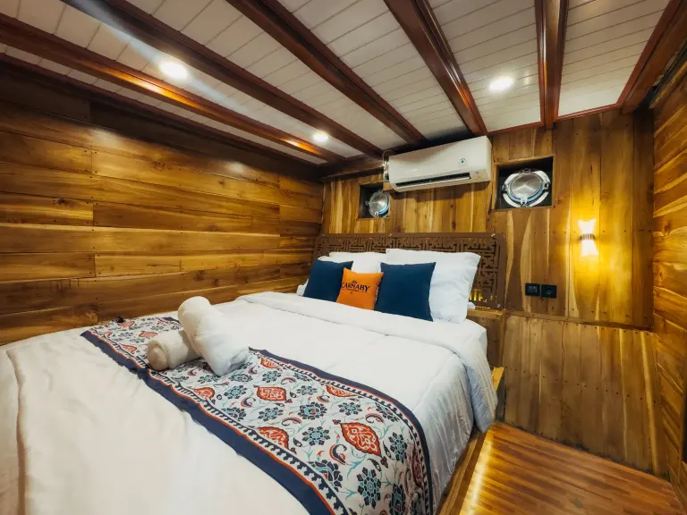 Superior Cabin Sinjai dek bawah Carnaby II, ranjang double di bawah AC dan jendela bulat