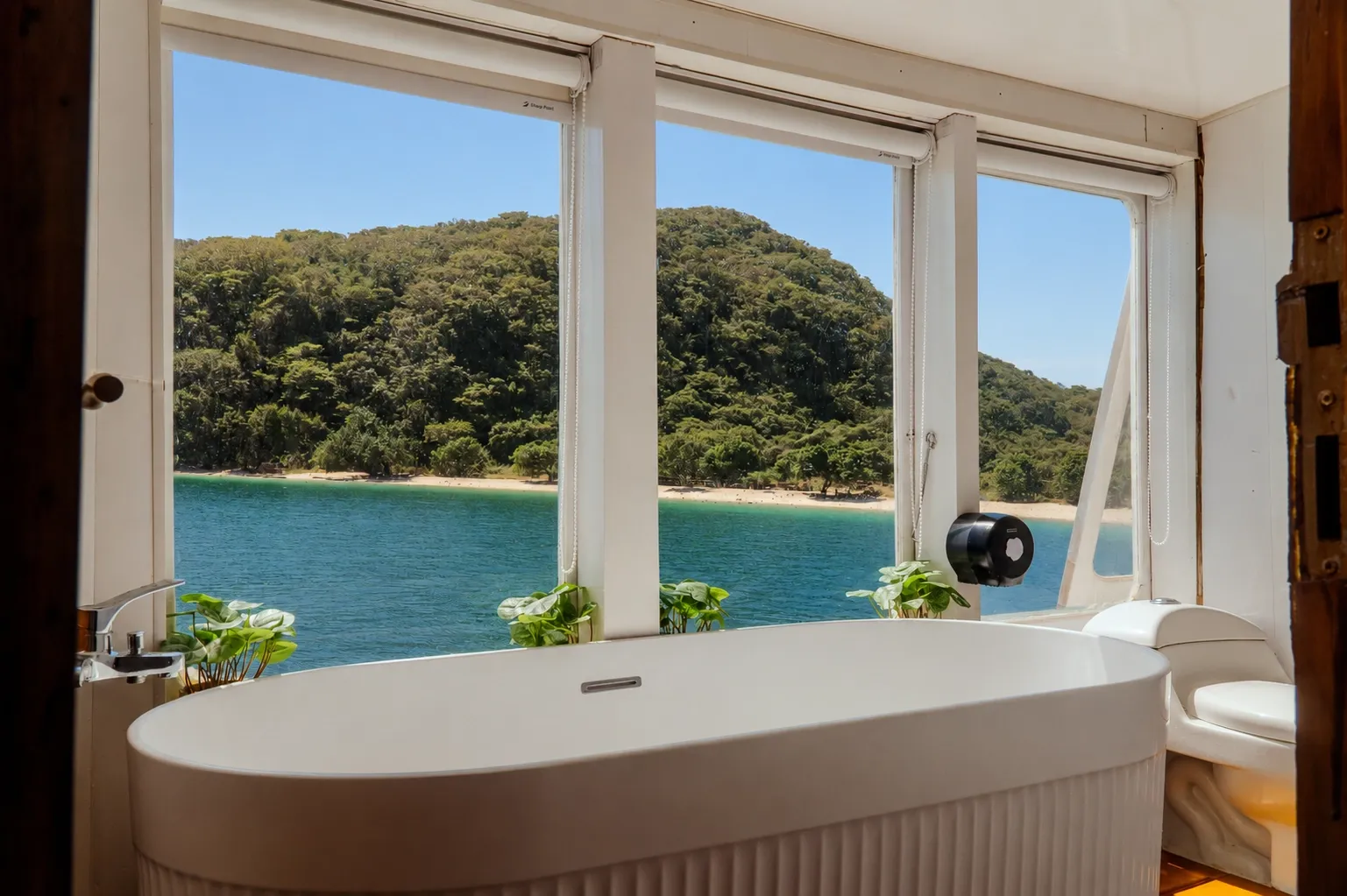 Kamar mandi dengan bathtub kapal Chrisbow Azure