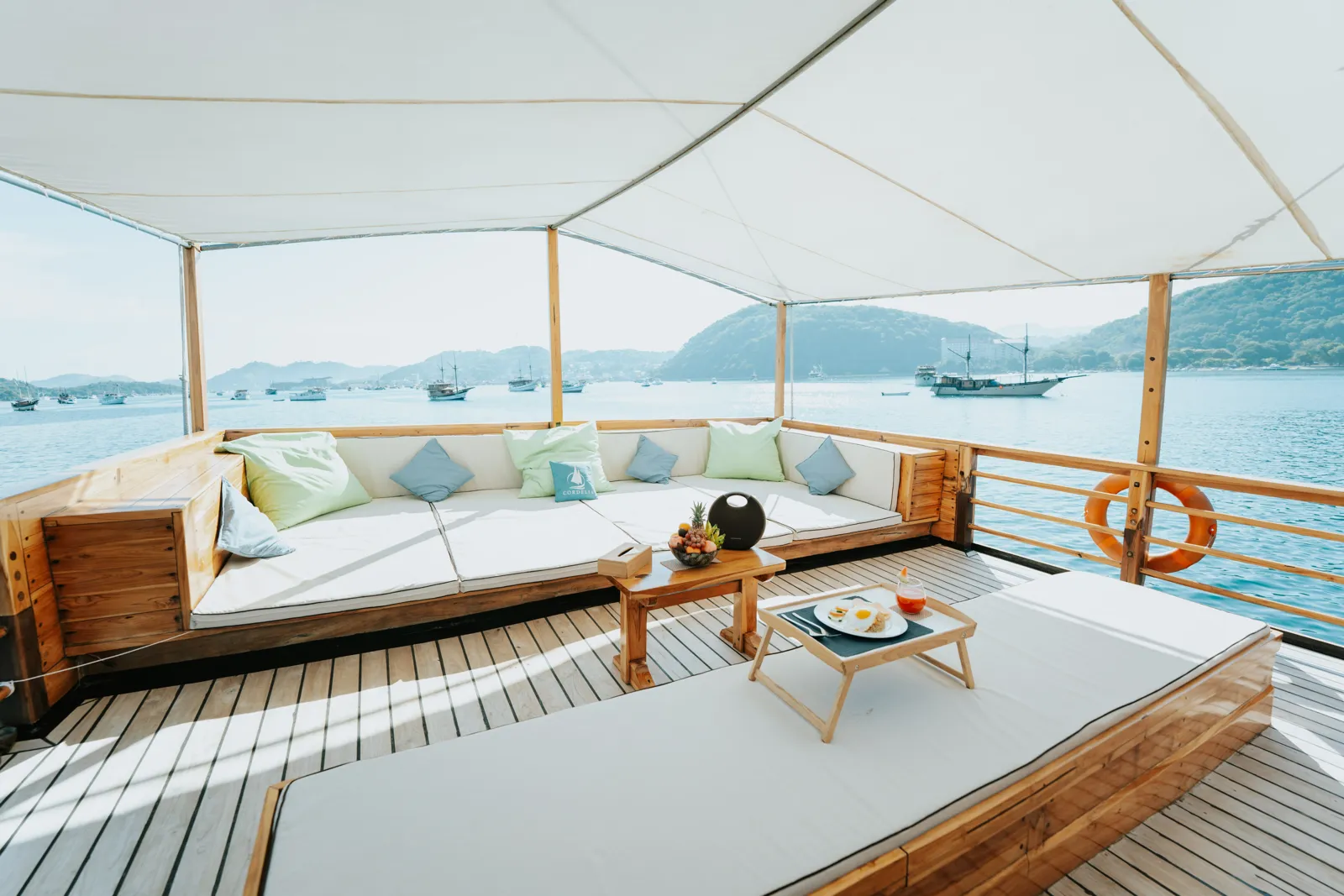 Dek lounge kapal Cordelia