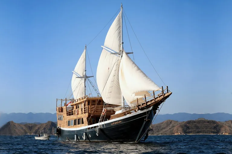 Kapal Cordelia berlayar di perairan Komodo