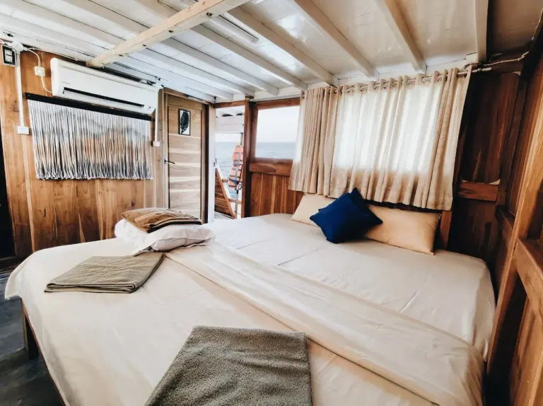 Kamar Private Room, kamar mandi dalam, 3 tamu di Kapal Dahayu