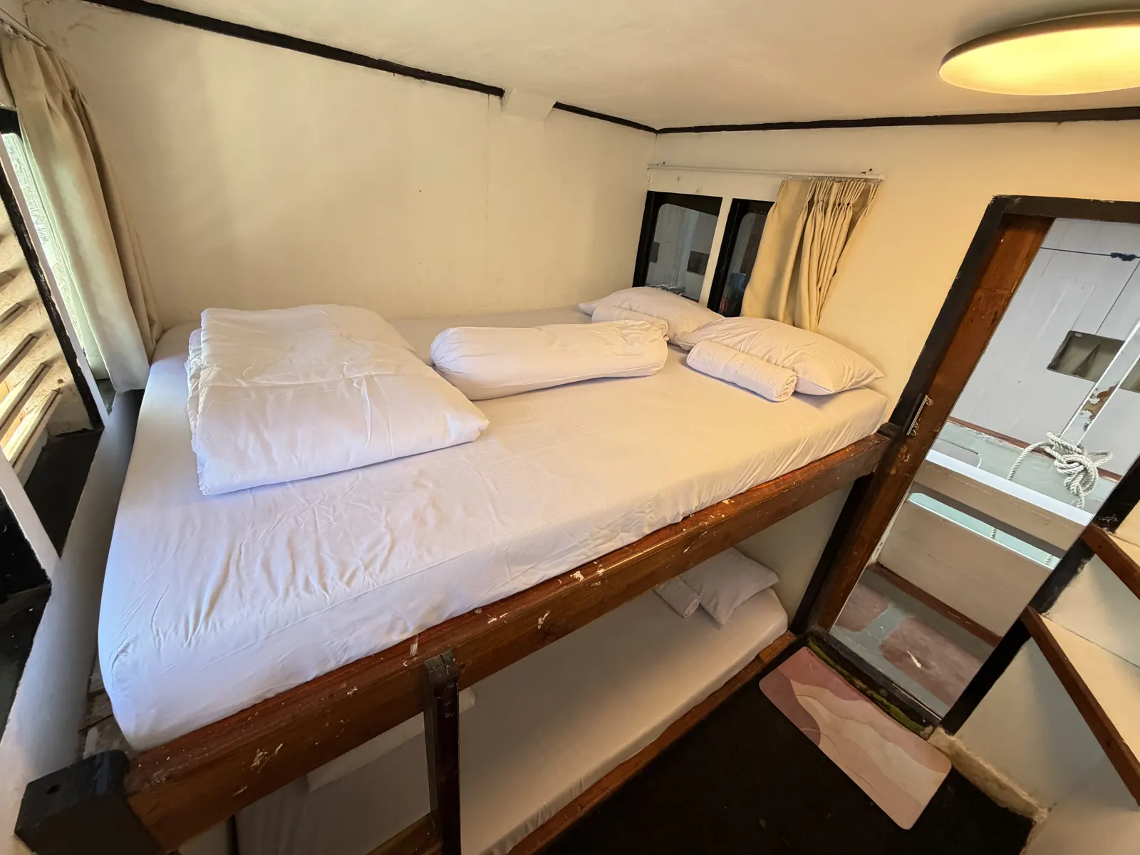 Family Cabin Dara Komodo dengan ranjang besar dan jendela