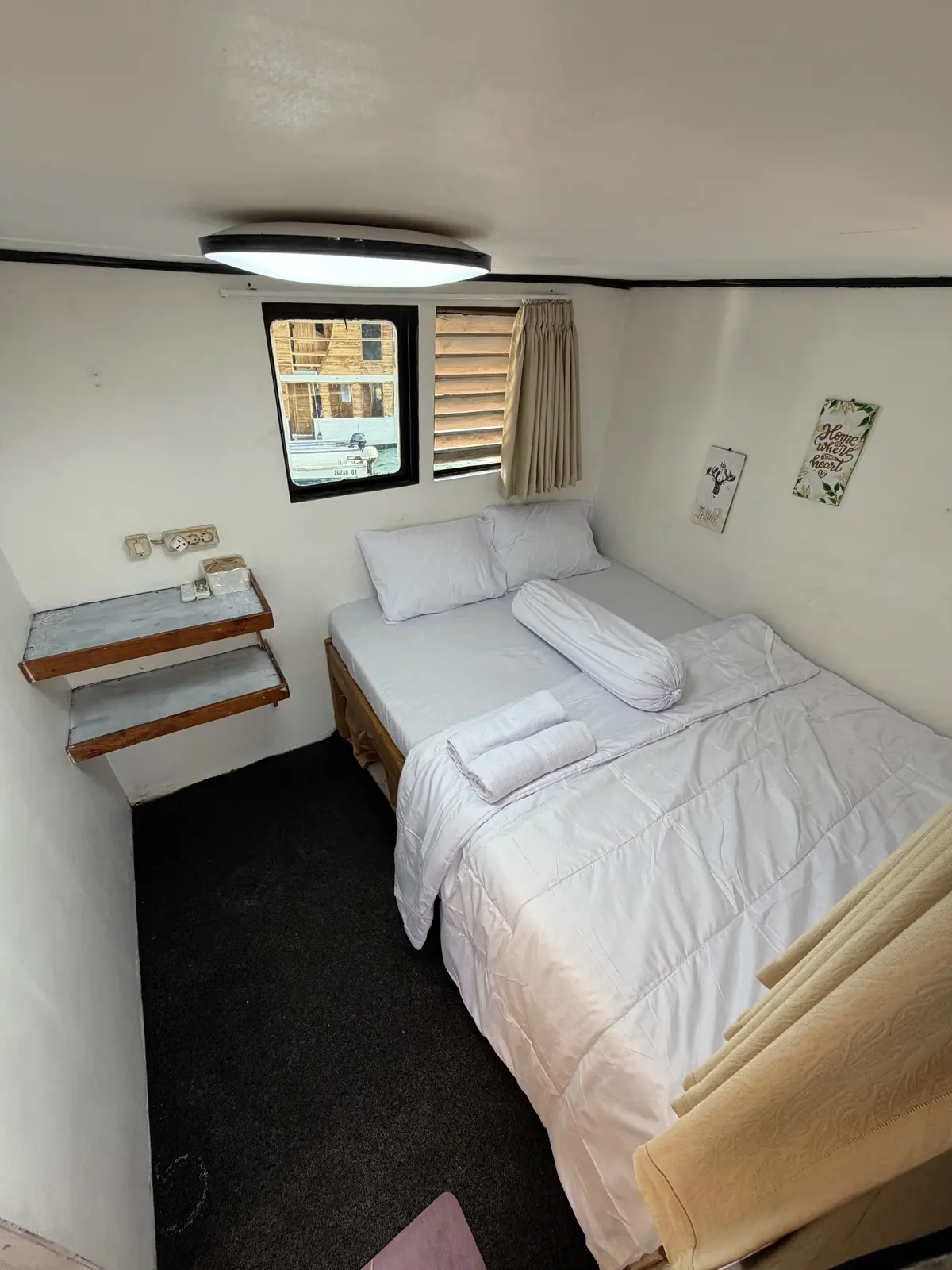 Private Cabin Dara Komodo, ranjang double dengan jendela dan AC