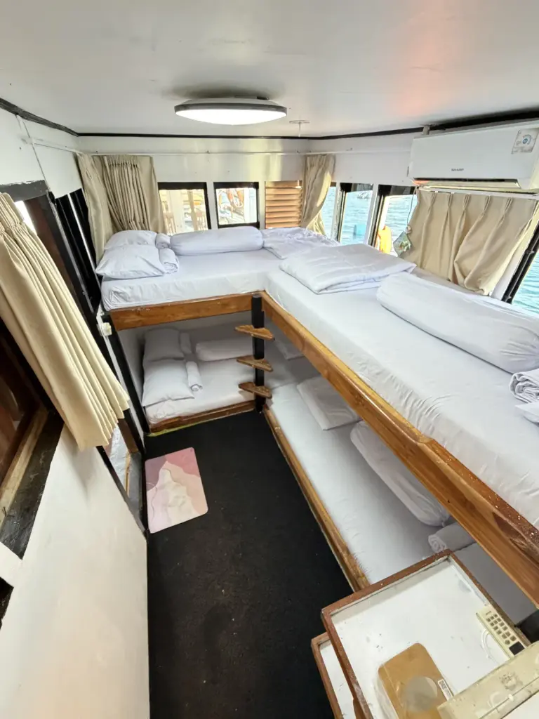 Share Cabin Dara Komodo, ranjang berjajar di sudut kabin