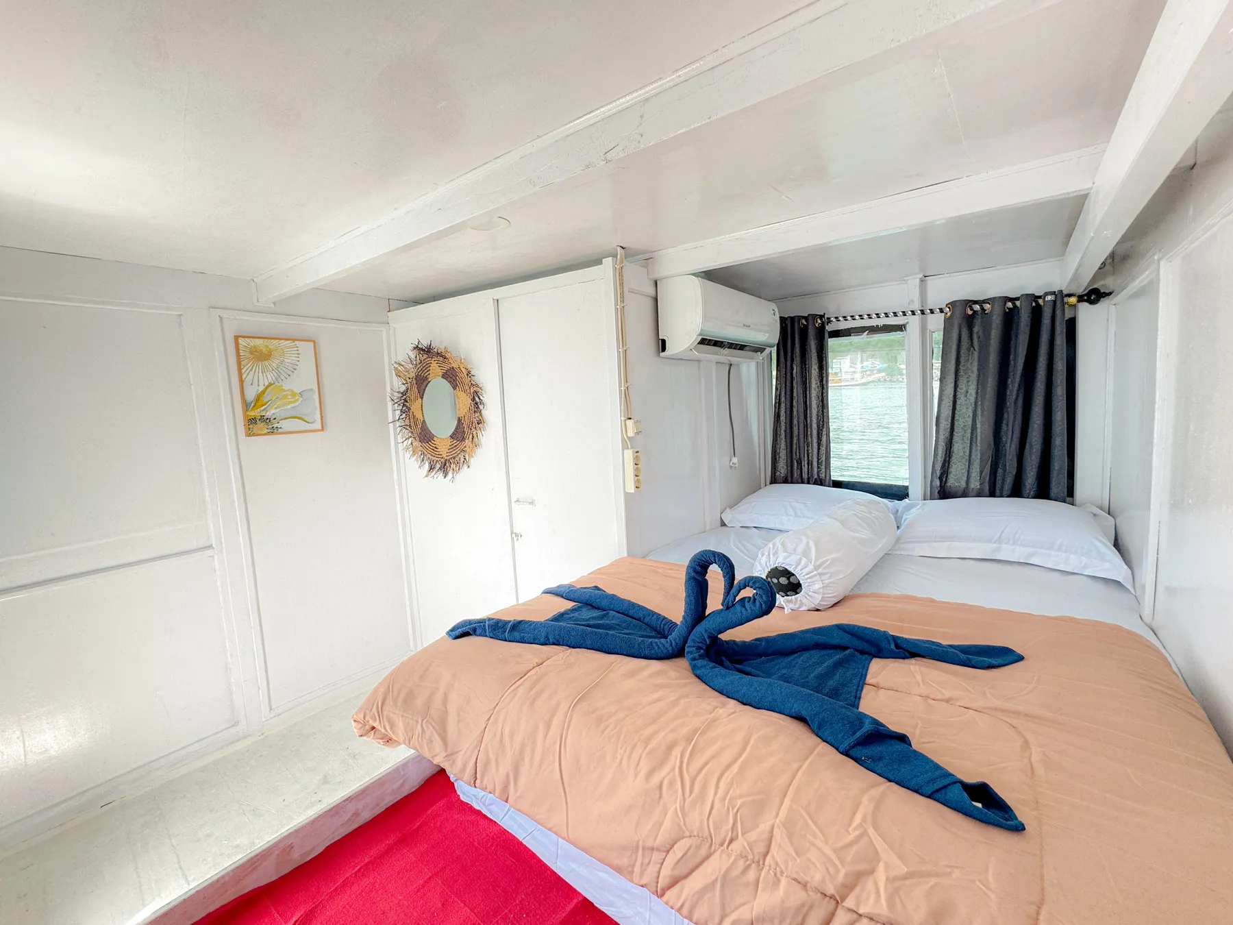 Private Cabin Deden Putra, ranjang double dengan AC dan jendela