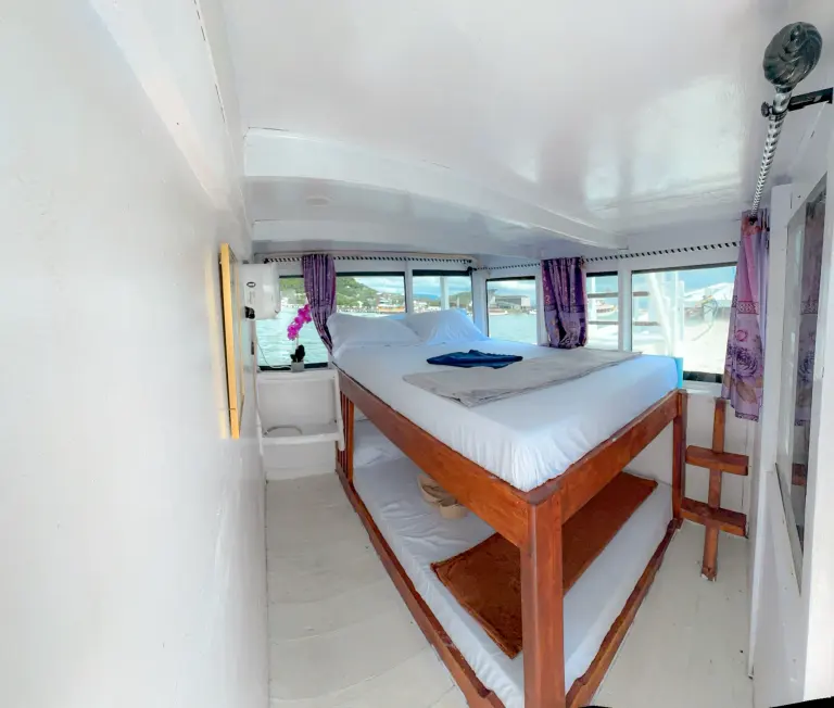 Share Cabin Main Deck Deden Putra dengan ranjang tingkat double