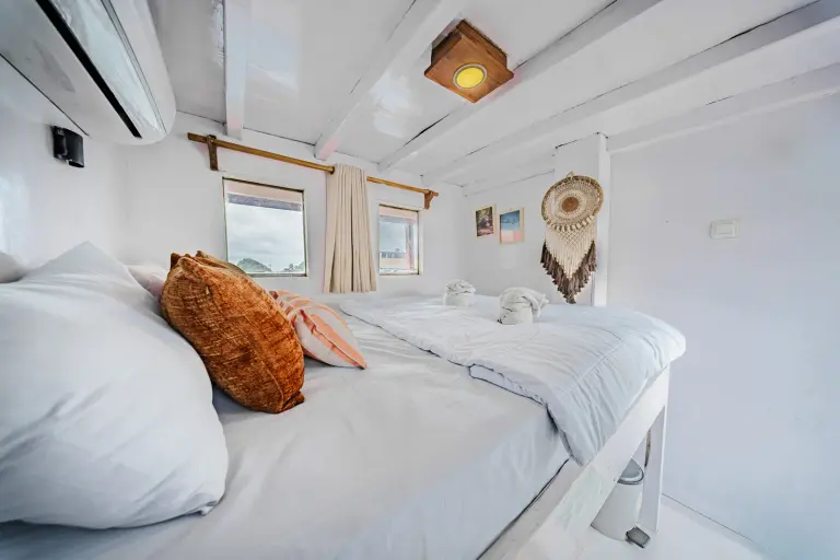Kamar Private Cabin 90', kamar mandi dalam, 2 tamu di Kapal Dunia Baru Bajo