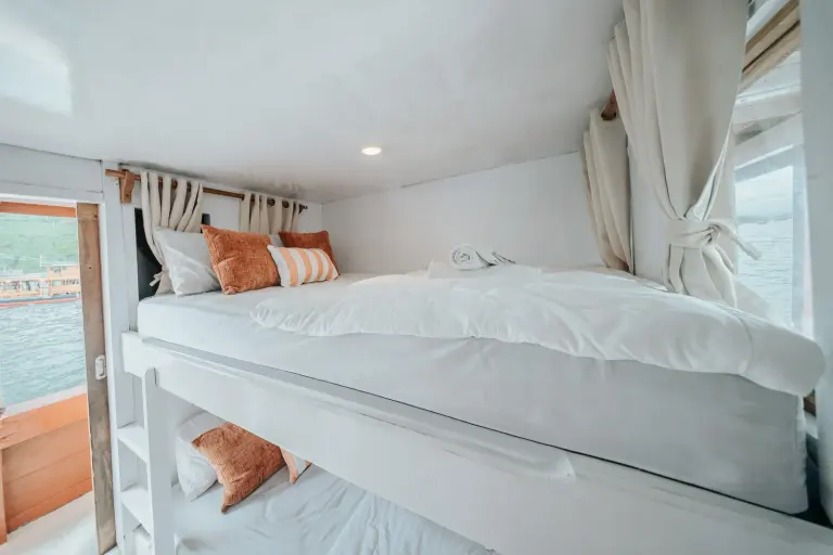 Kamar Sharing Cabin 4, kamar mandi dalam, 4 tamu di Kapal Dunia Baru Bajo