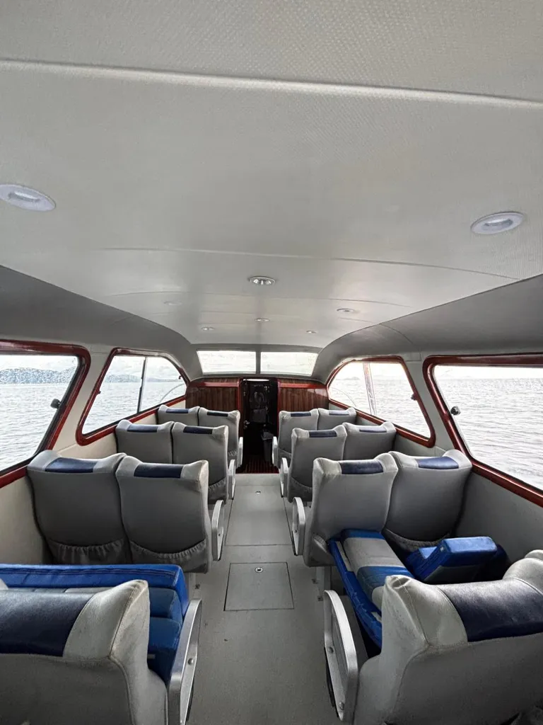 Kabin kursi speedboat East Cruise dengan jendela ke laut