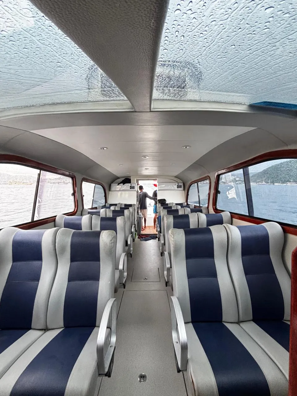 Deretan kursi empuk di kabin speedboat East Cruise