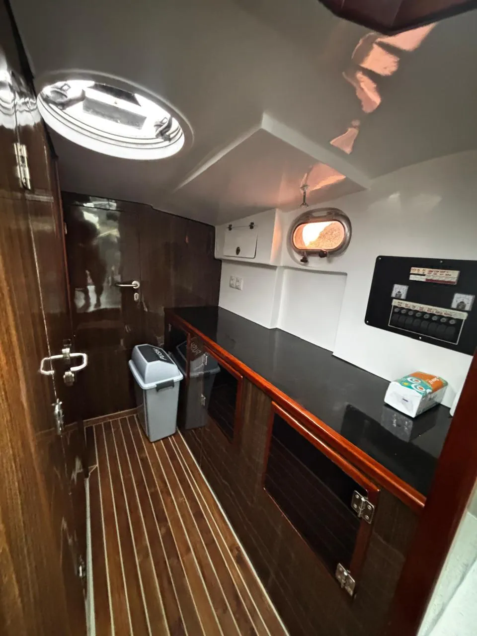 Pantry di dalam speedboat East Cruise