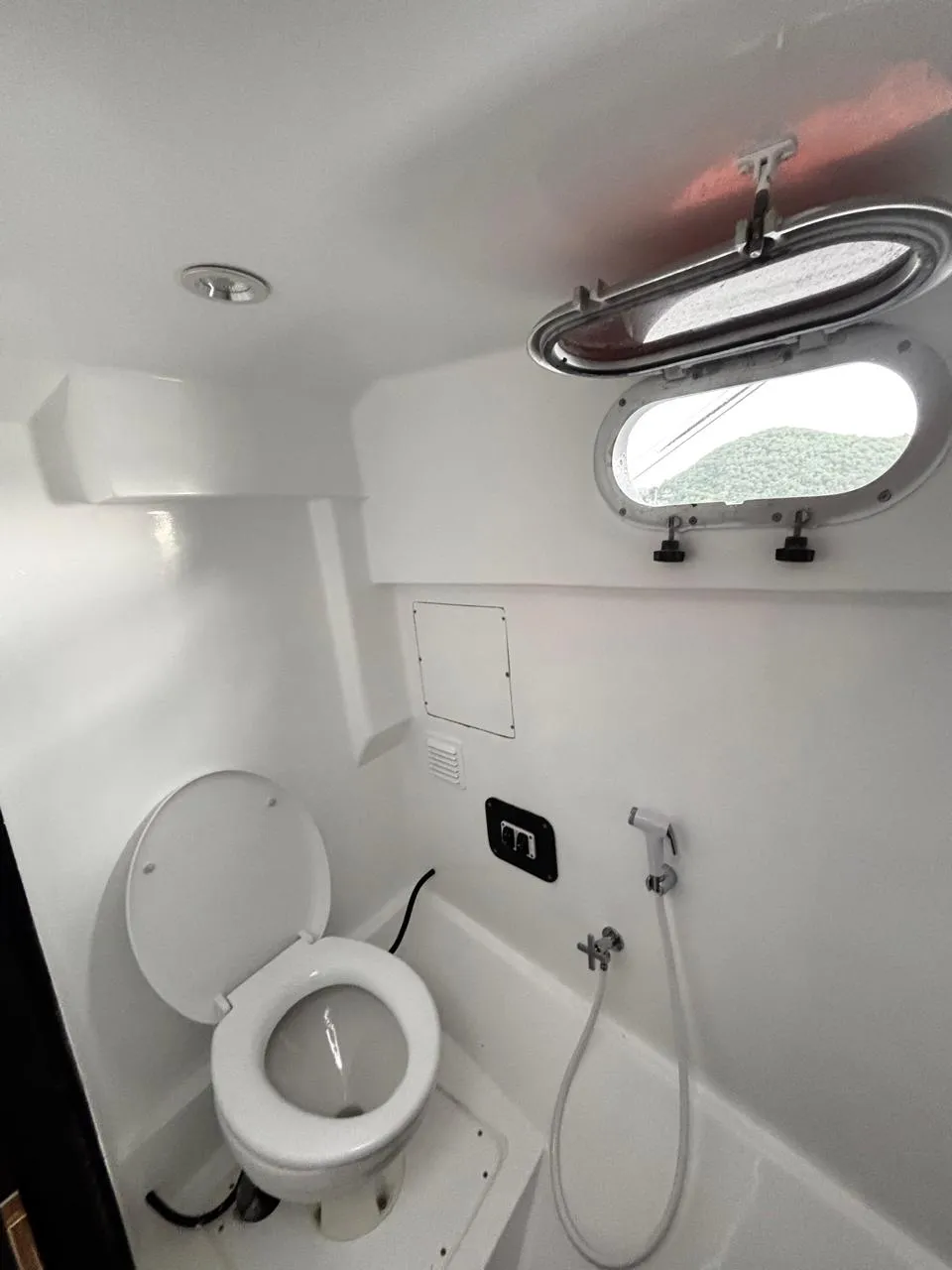 Toilet di speedboat East Cruise