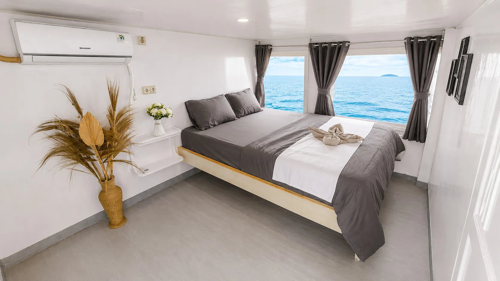 Deluxe Cabin Elyona di dek atas, ranjang double dan jendela ke laut