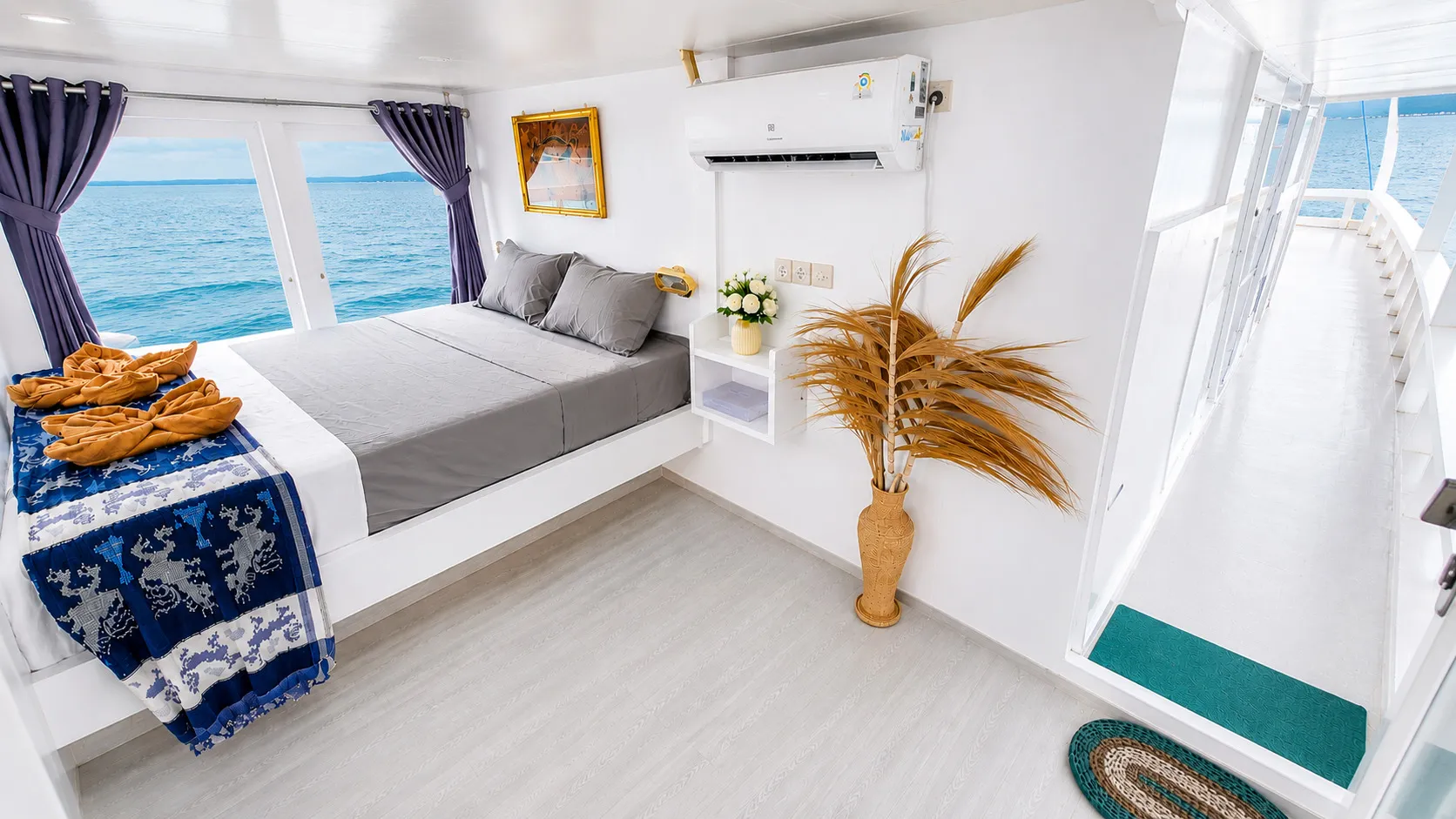 Master Balcony Cabin Elyona, ranjang double dengan jendela ke laut