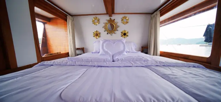 Kabin Deluxe Balcony Fortuna, queen bed