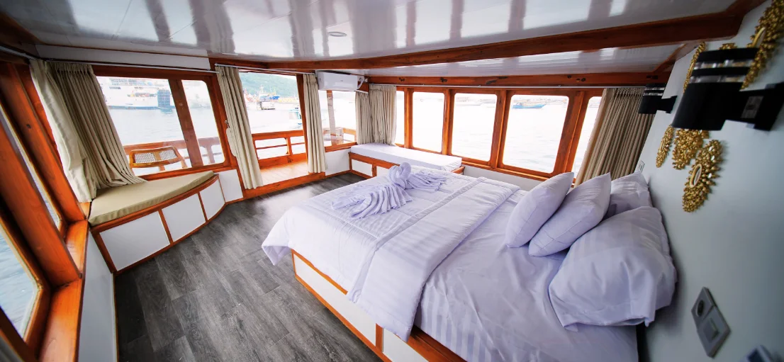 Master Balcony Fortuna, queen bed dan ranjang single dengan jendela di tiga sisi