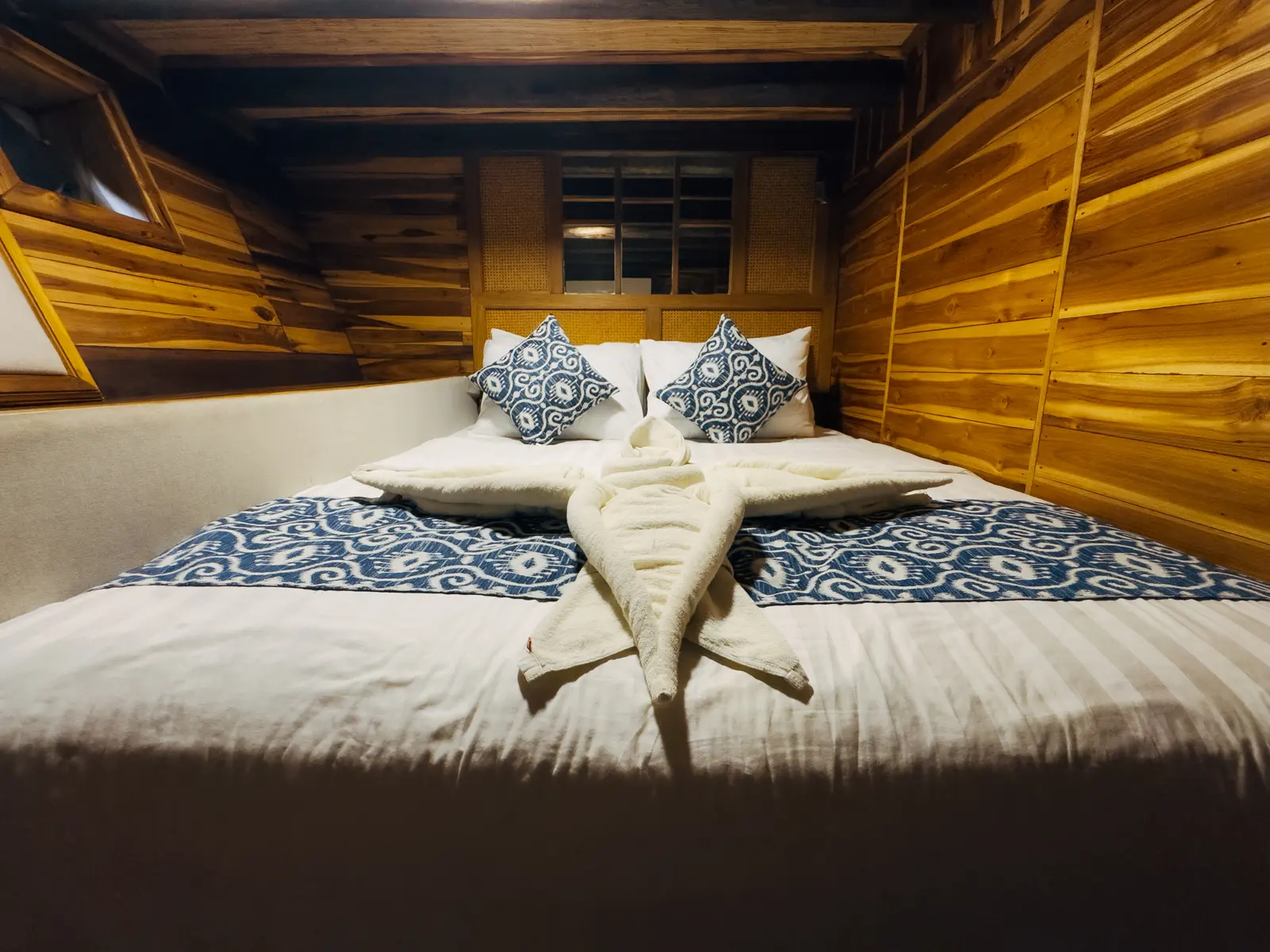 Deluxe Cabin Gammara lain di dek bawah dengan penyaman udara dan tuala berhias di katil