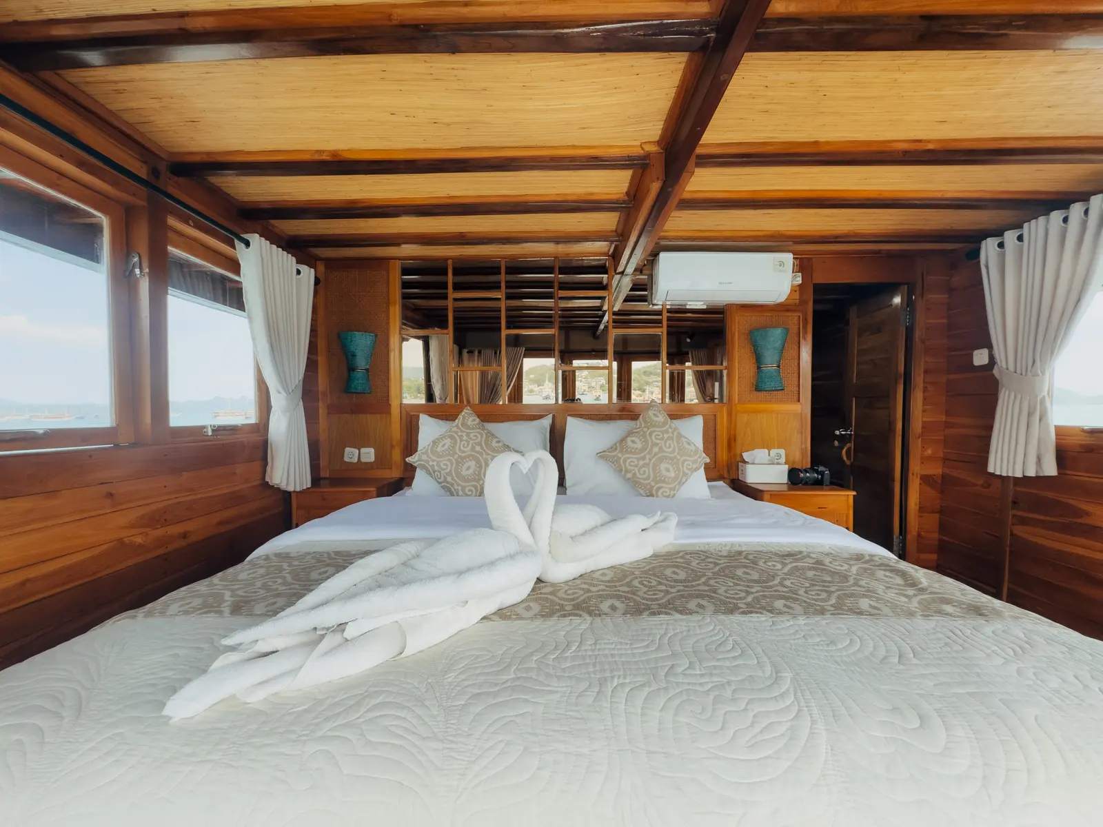 Master Cabin Gammara di dek atas dengan katil king dan tingkap ke laut