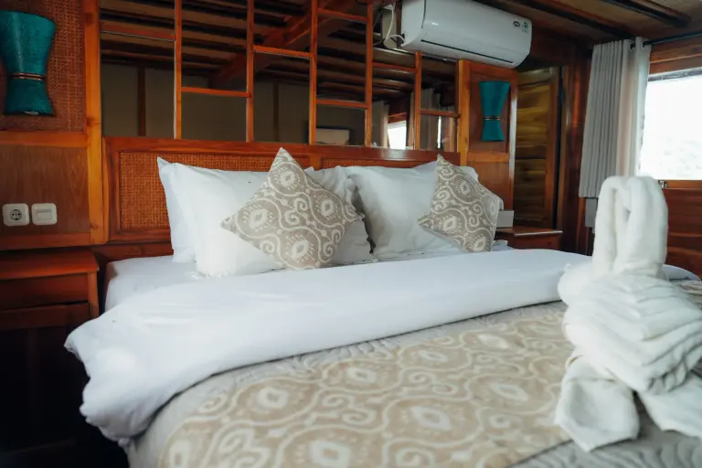 Suite Cabin Gammara dengan ranjang king, AC, dan kamar mandi di samping