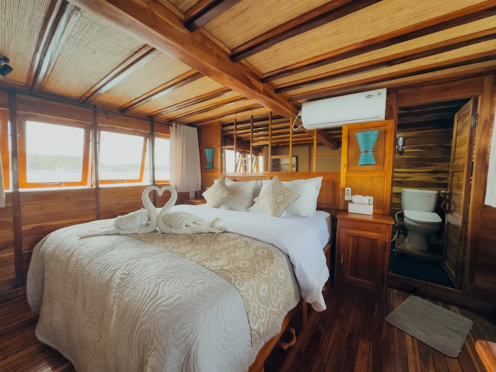 Suite Cabin Gammara dengan katil king, penyaman udara dan bilik air di sebelah