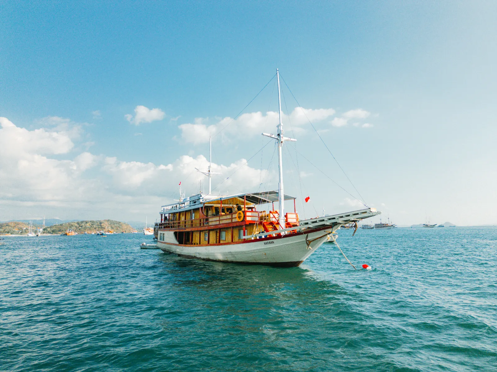 Kapal phinisi Hatira Hela berlabuh di perairan Labuan Bajo