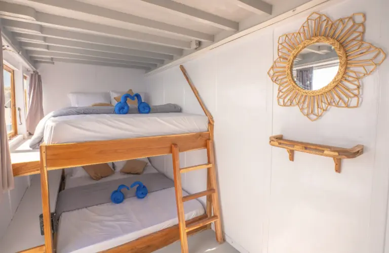 Kamar Sharing Cabin 2, ber-AC, kamar mandi dalam, 4 tamu di Kapal IJC