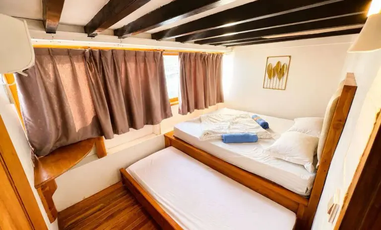 Kabin Deluxe Budi Utama di dek utama, kasur queen plus satu extra bed rendah