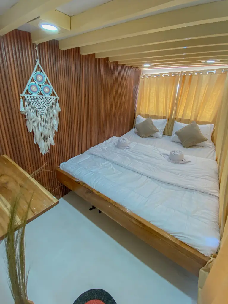 Deluxe Cabin Gajah Putih di dek utama, kasur double menghadap jendela laut