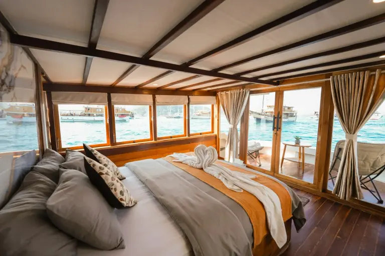 Laut Legendary Suite Akassa dengan ranjang double menghadap pintu balkon