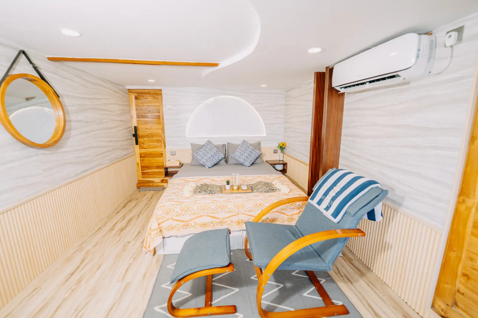 Mars Cabin, VIP ocean suite dengan ranjang double dan kursi santai