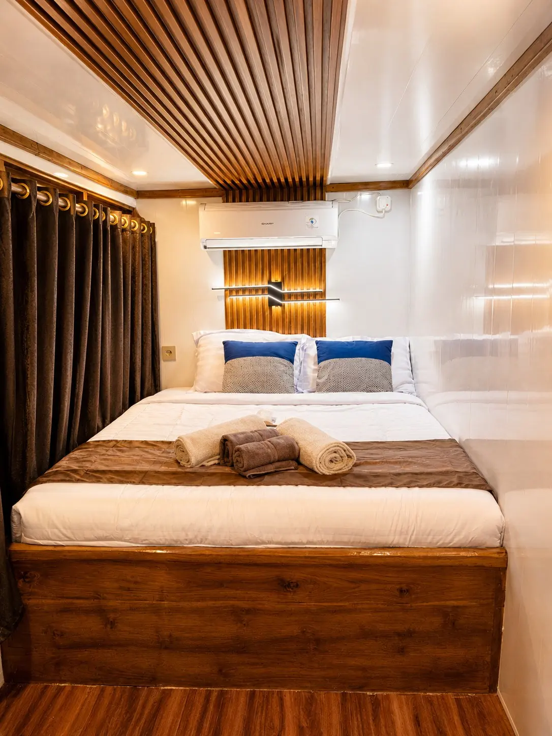 Master Cabin Blessing dengan ranjang double dan jendela laut