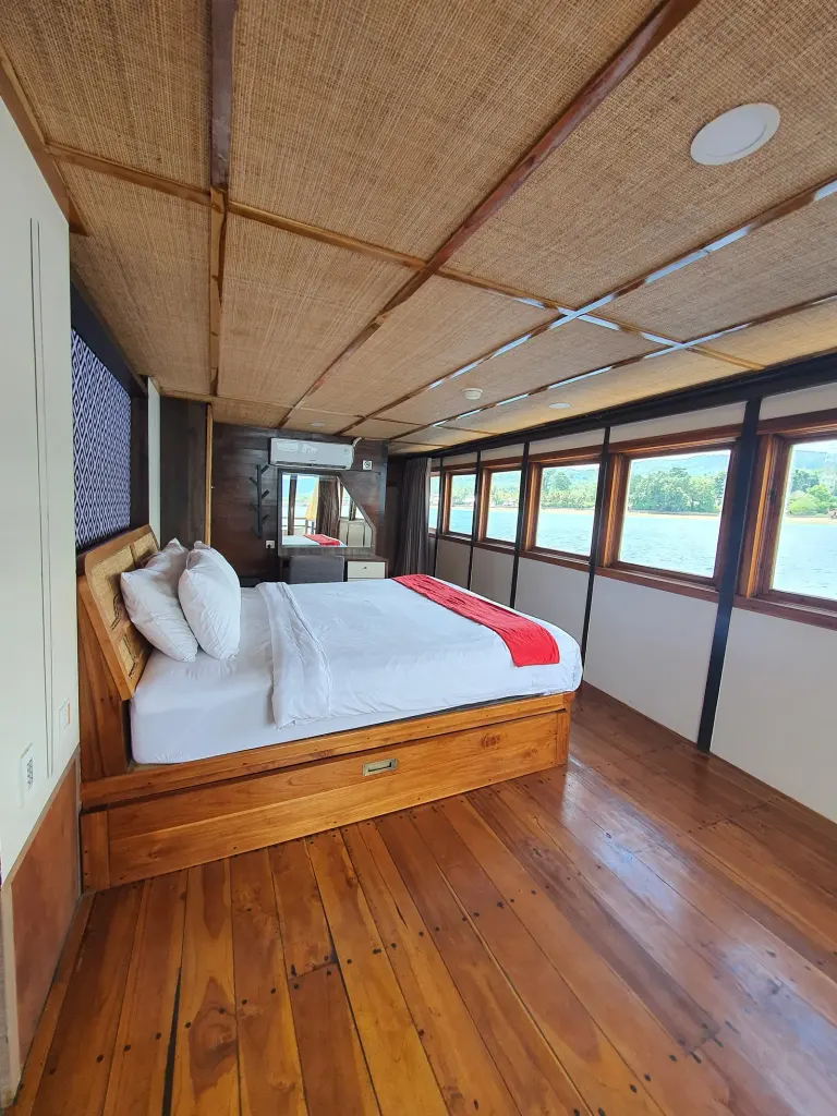 Kamar Master Cabin 2, ber-AC, kamar mandi dalam, 2 tamu di Kapal Sea Familia II