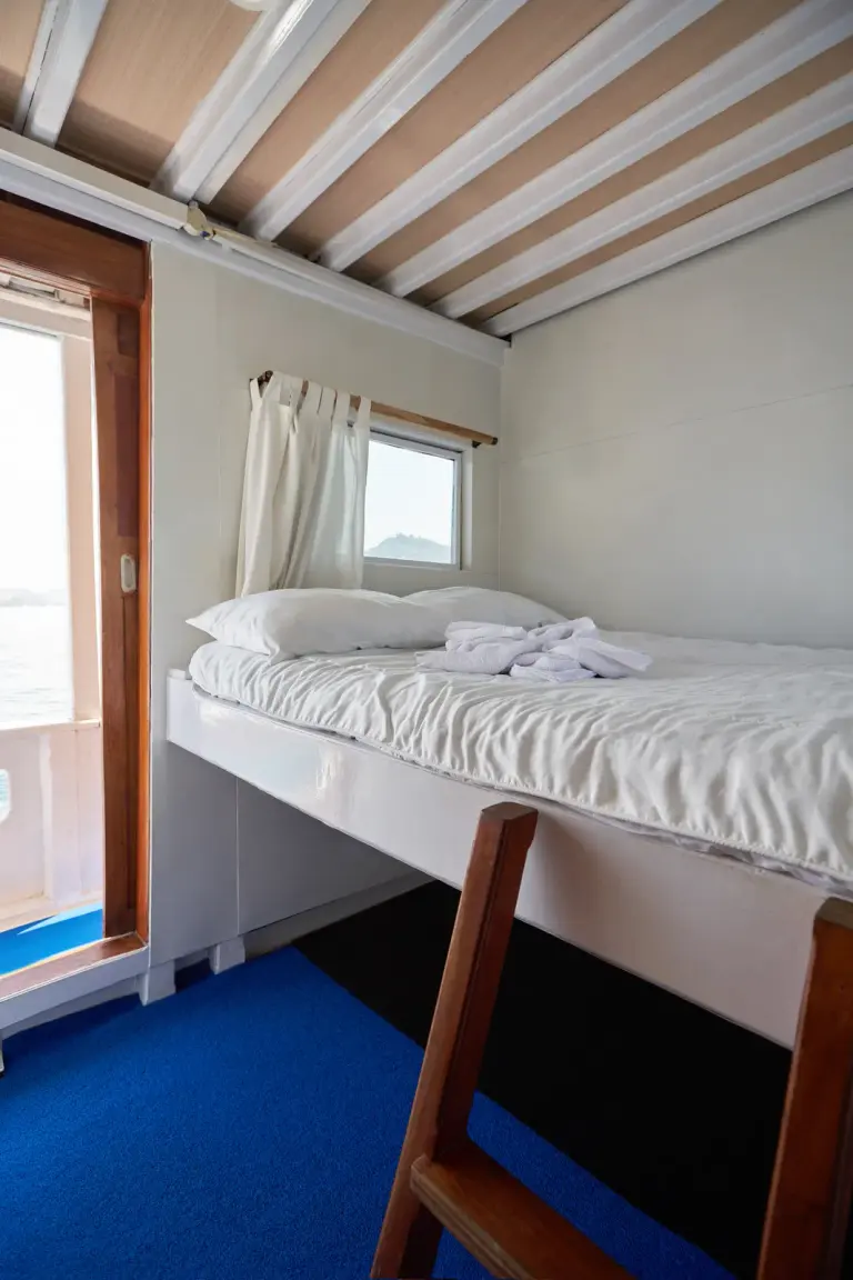 Master Cabin Ladyana, ranjang besar ditinggikan dengan tangga kayu dan pintu ke lorong luar