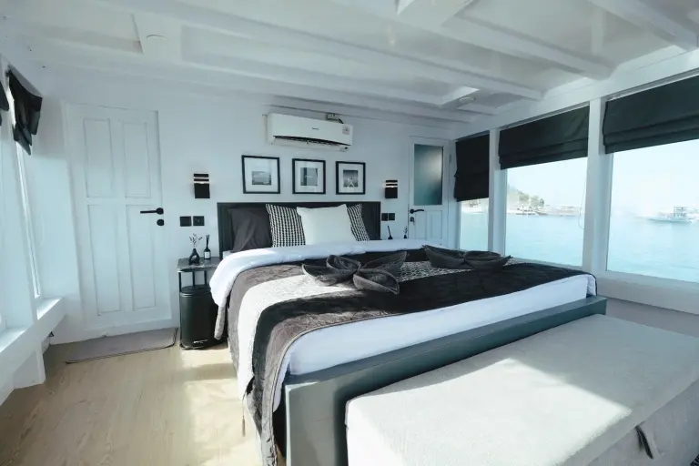 Master Cabin Padar Derya dengan ranjang double dan jendela laut