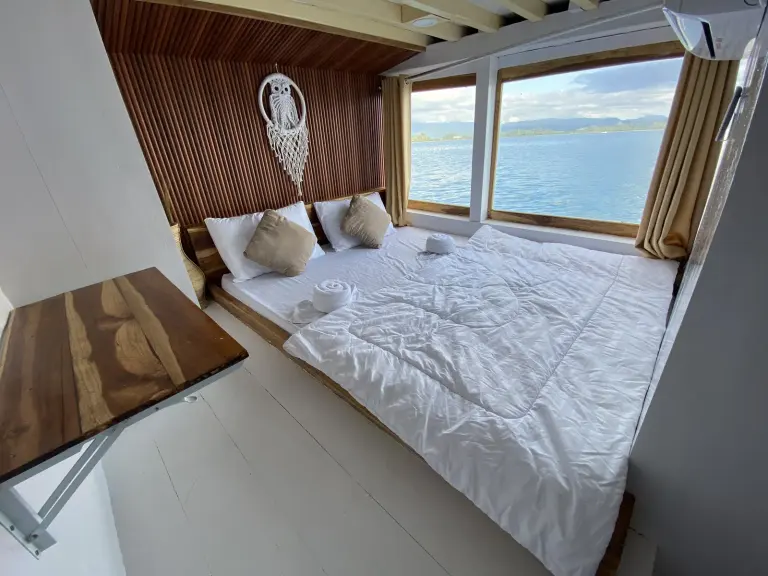 Master Cabin Gajah Putih di dek atas, jendela lebar ke laut