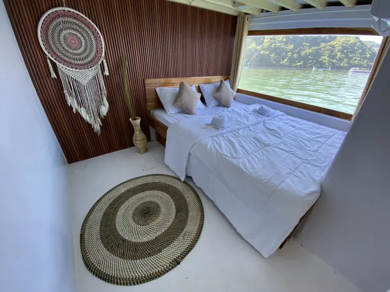 Master Suite Cabin Gajah Putih di dek utama, cukup untuk 3 orang