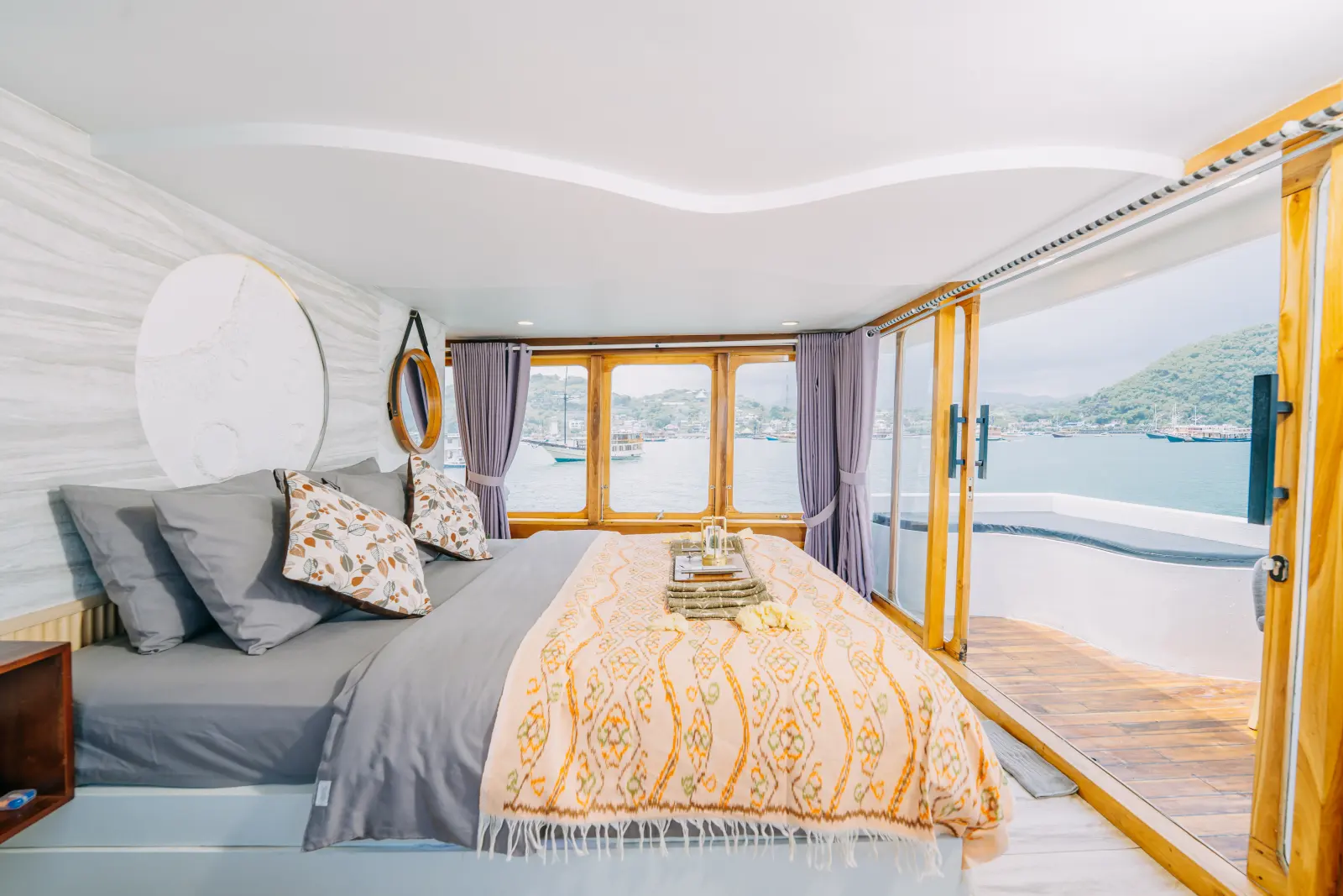 Moon Cabin, owner suite Semesta dengan ranjang double dan pintu kaca ke dek jacuzzi pribadi