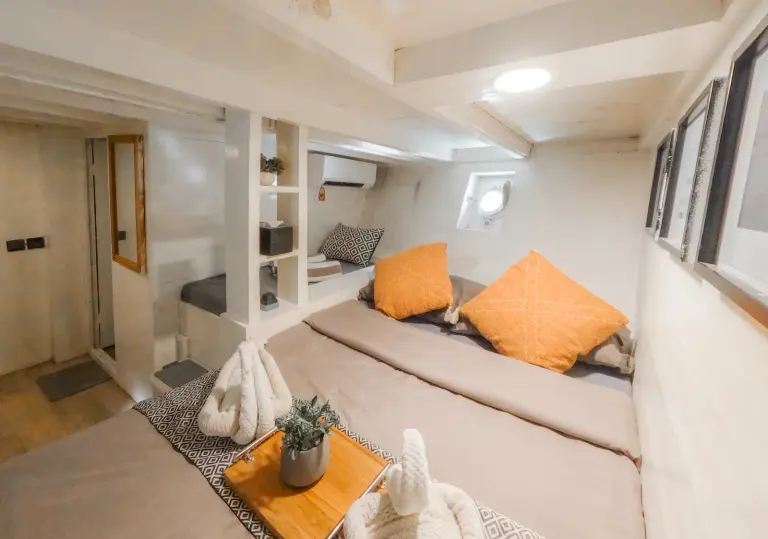 Private Cabin Kanawa Derya dengan ranjang lebar dan bantal oranye
